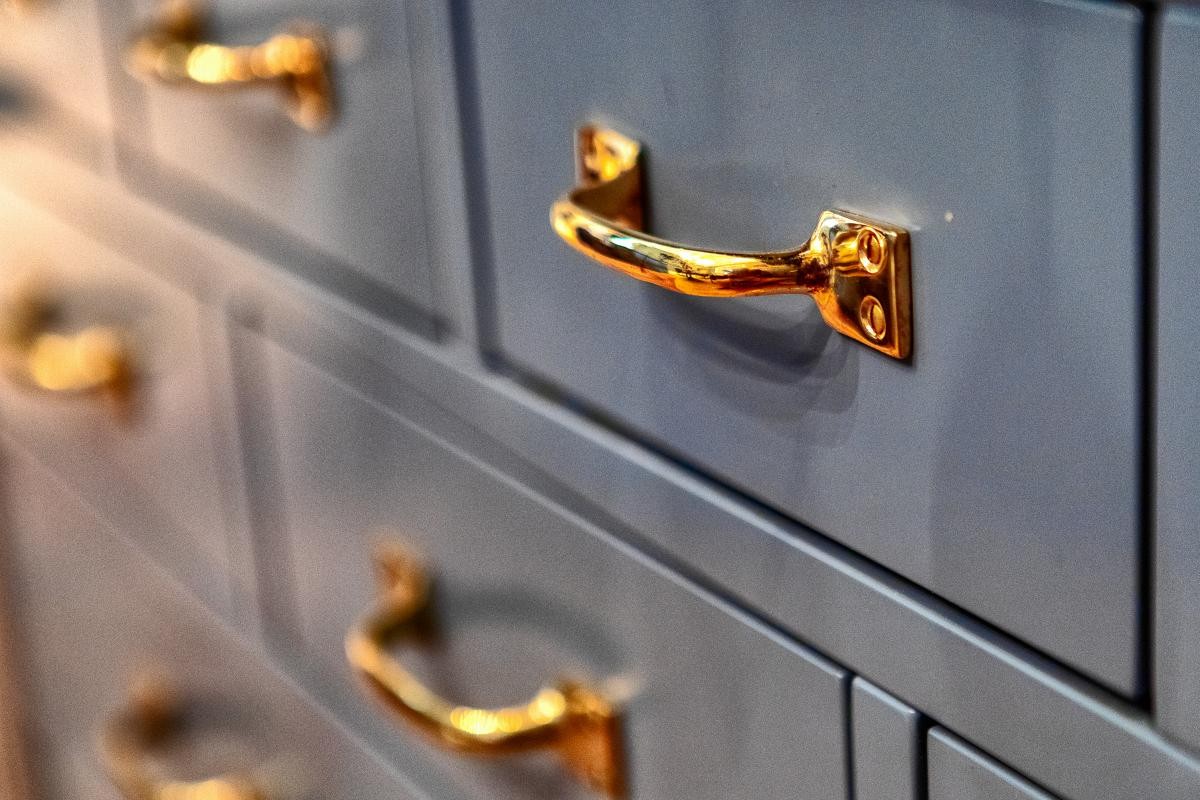 Håndtak av håndslått kobber Galleribilde