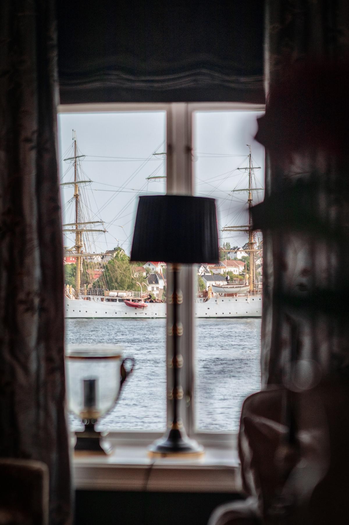 Utsikt mot byfjorden fra stua. Ca. 10 m. til bryggekanten. Galleribilde