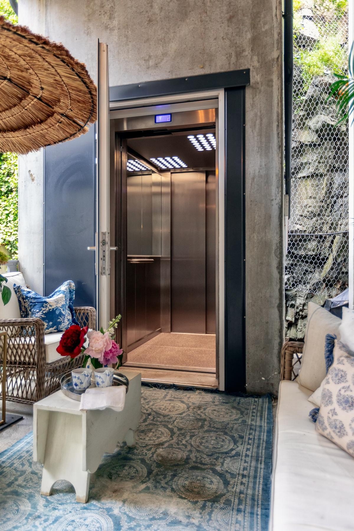 Overbygd veranda med egen utgang fra heis. Galleribilde