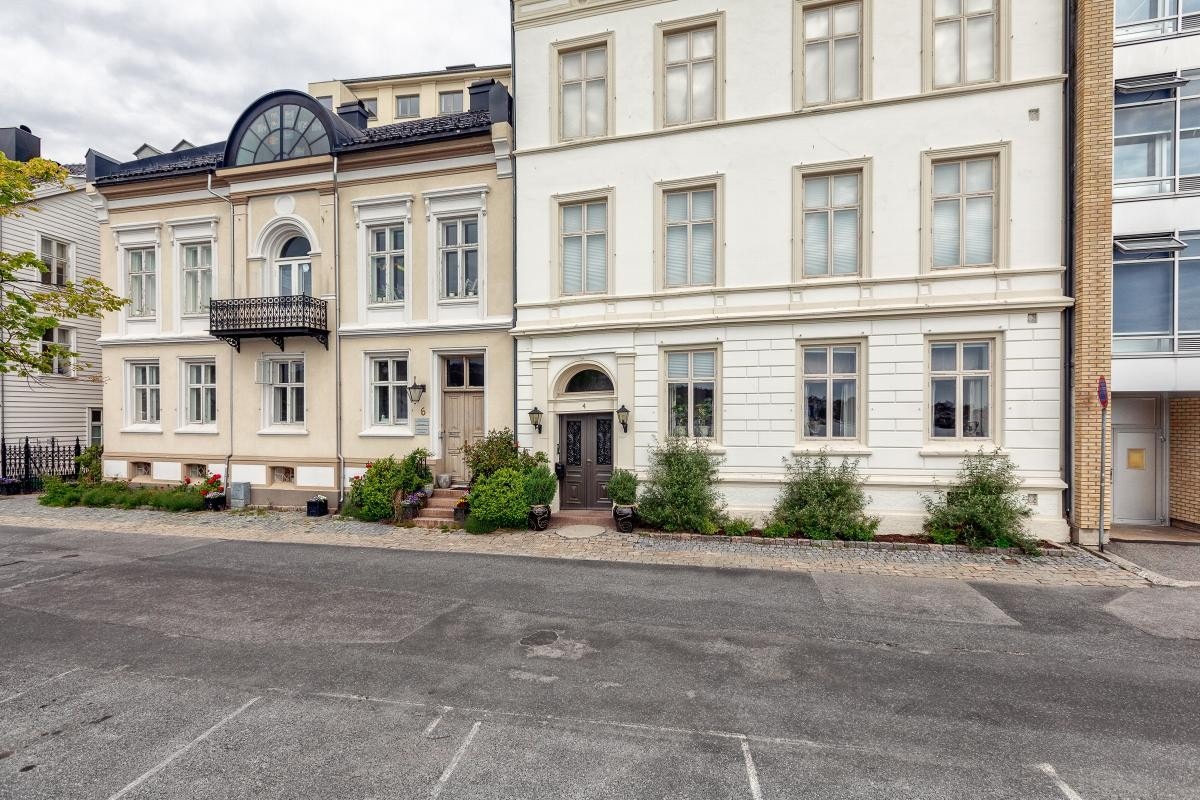 Rådhusgaten 4 til høyre i bildet. Galleribilde