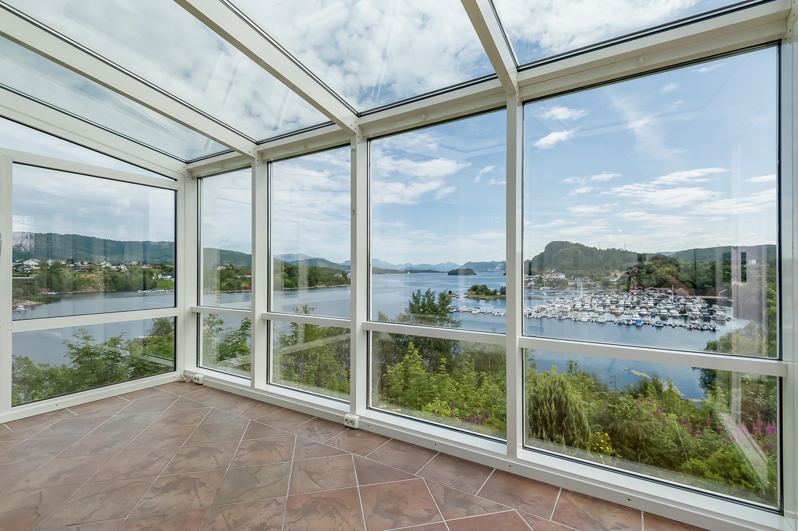 Flott vinterhage på veranda hvor man kan nyte all slags vær. Her kan man kose seg både sommers- og vinterstid. Galleribilde