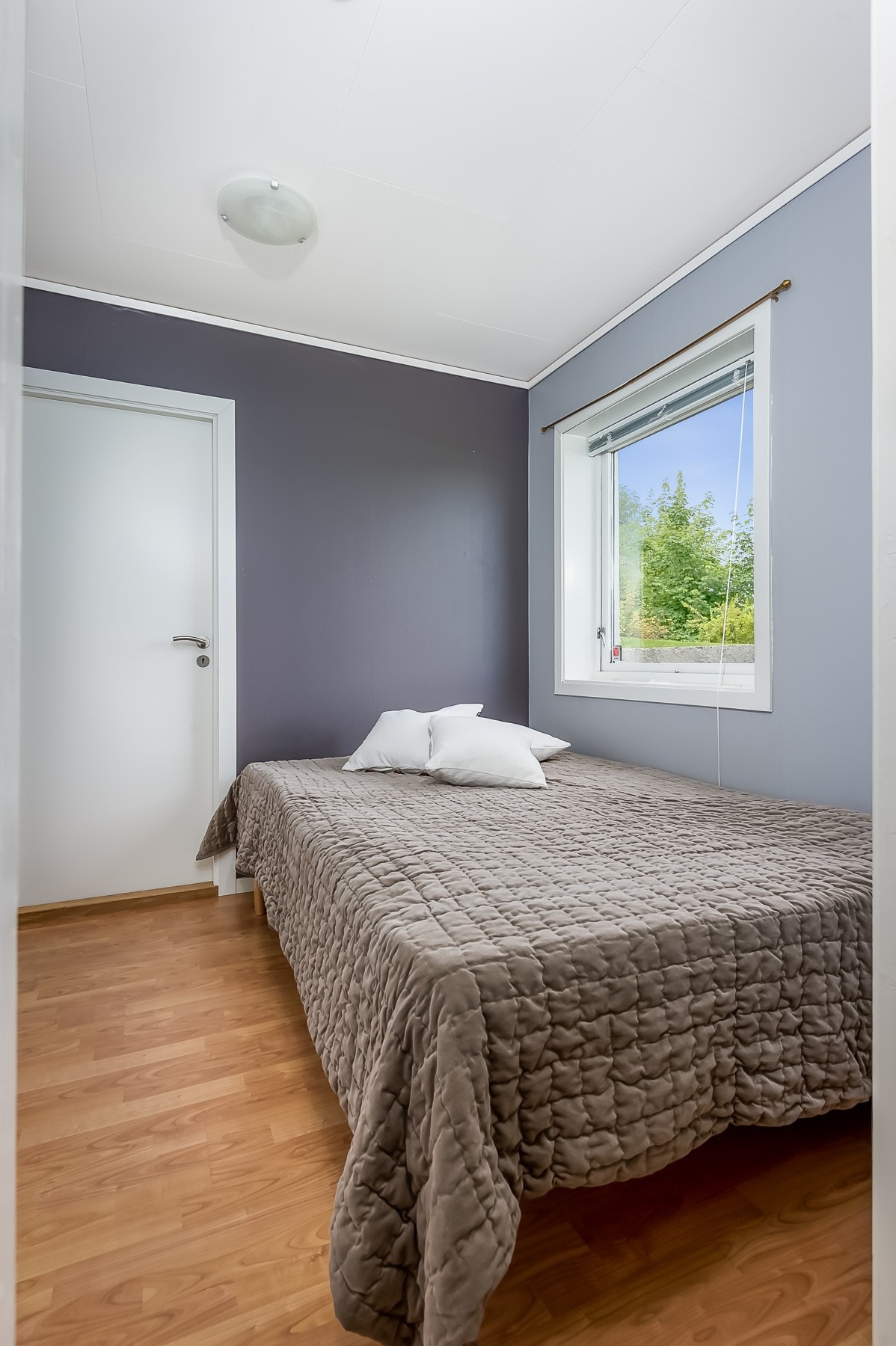 Soverom i utleiedel med skyvedørsgarderobe og inngang til hoveddel. Galleribilde