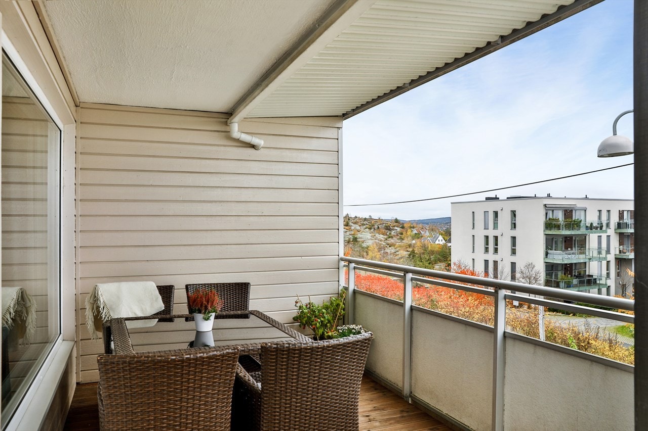 Det ble lagt nytt gulv på verandaen i 2016 Galleribilde