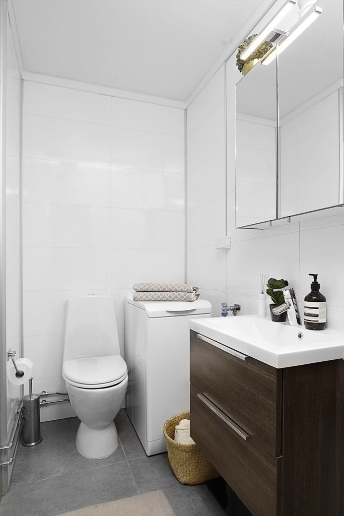 Badet har blitt pusset opp med nye overflater og alle innredninger de to siste år Galleribilde