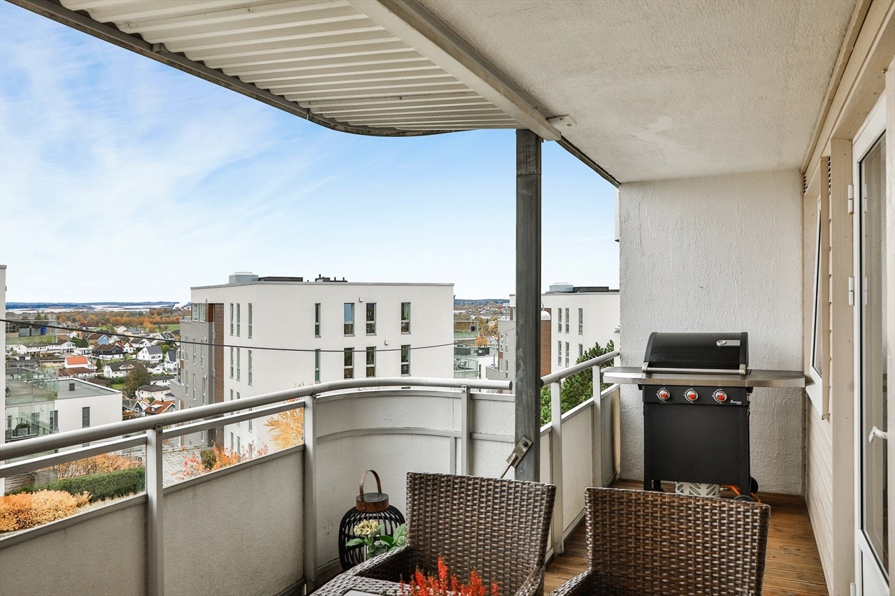 Sydøstvendt veranda med fin utsikt over området og til sjøen i det fjerne Galleribilde