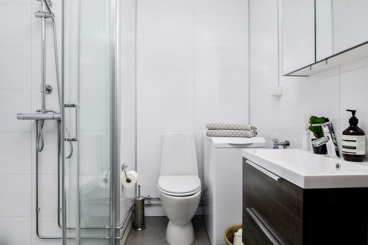Badet har blitt pusset opp med nye overflater og alle innredninger de to siste år Galleribilde