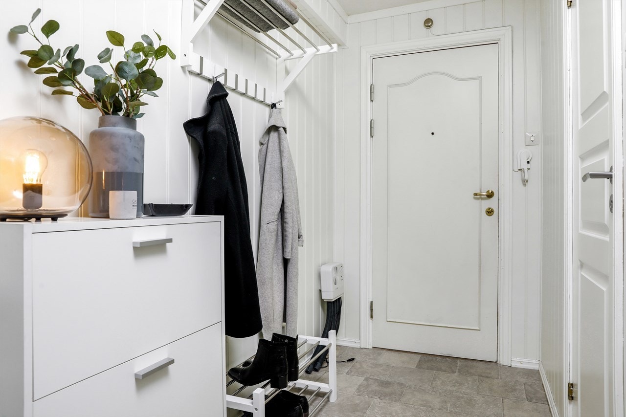 Den er ikke synlig på bildet , men det er akkurat blitt montert ny skyvedørsgarderobe i gangen Galleribilde