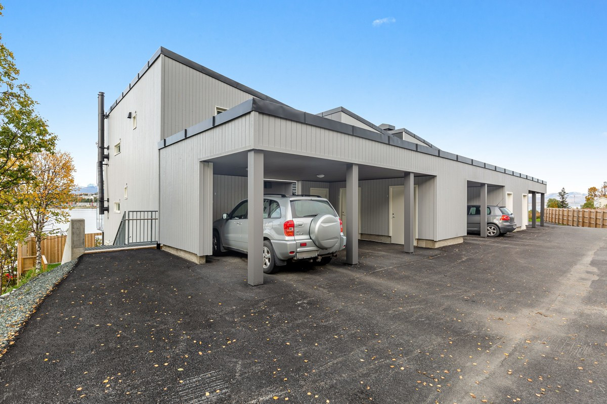 Praktisk og bekvem parkering i carport