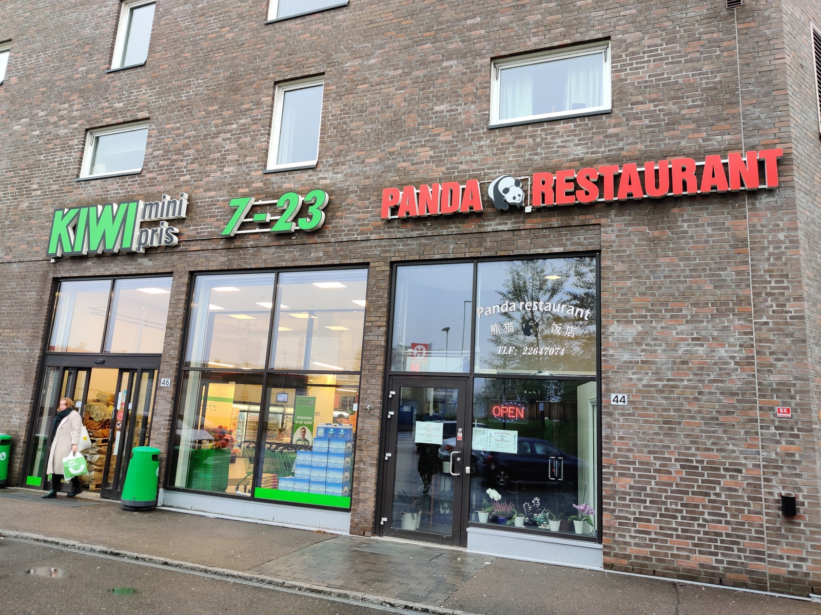 I første etasje under bygningen er det både en Kiwi butikk og en restaurant. Galleribilde