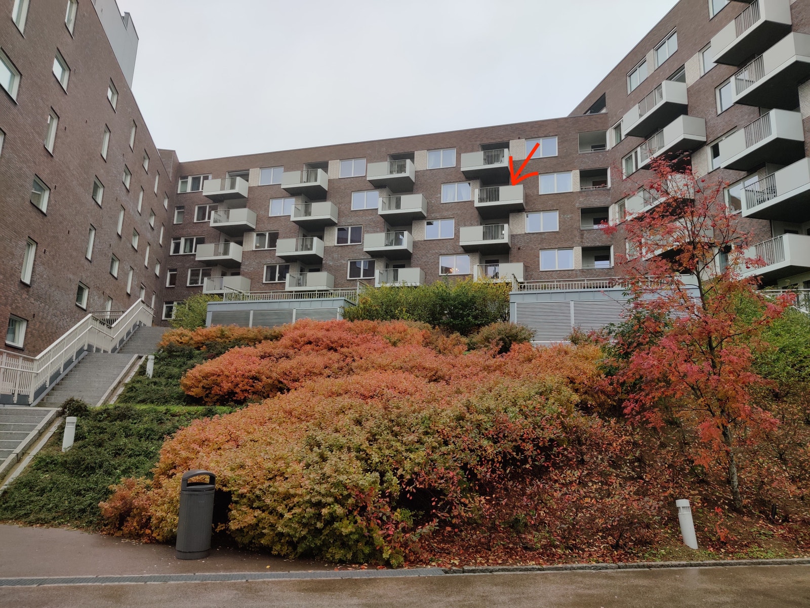 Rød pil markerer leiligheten ut mot bakgården. Galleribilde