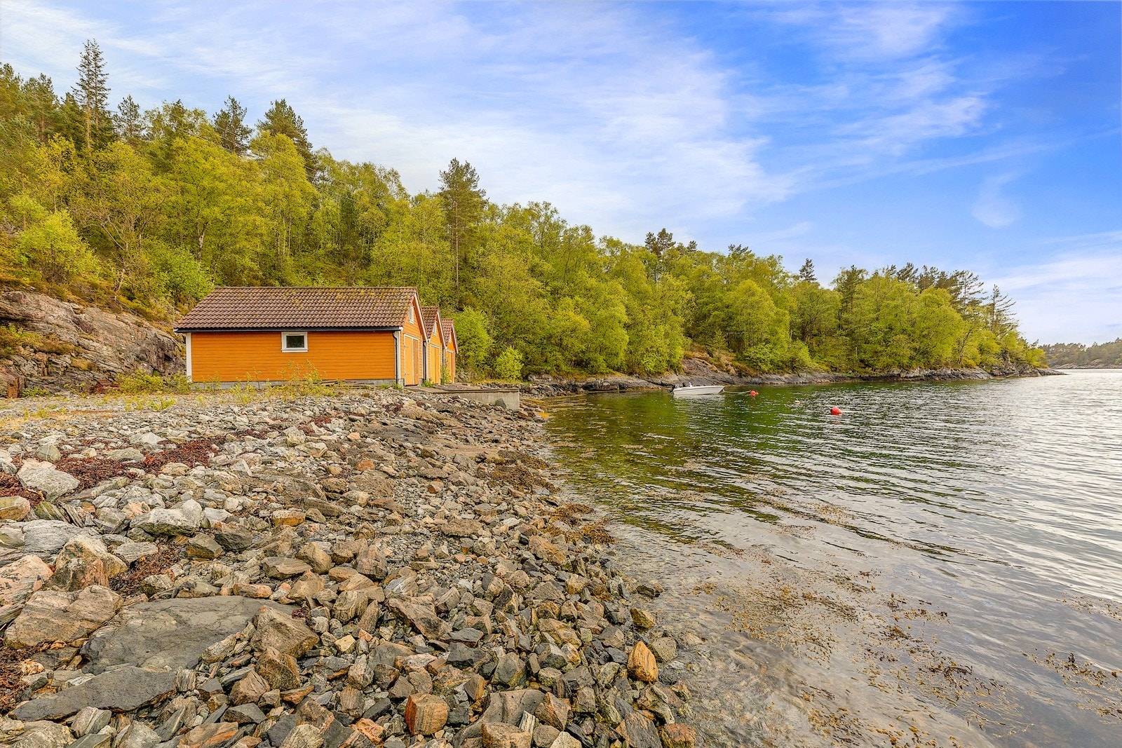 Kjempeflott naust kun 2 minutt gange fra boligen. Man kan også kjøre hele veien ned til naustet Galleribilde