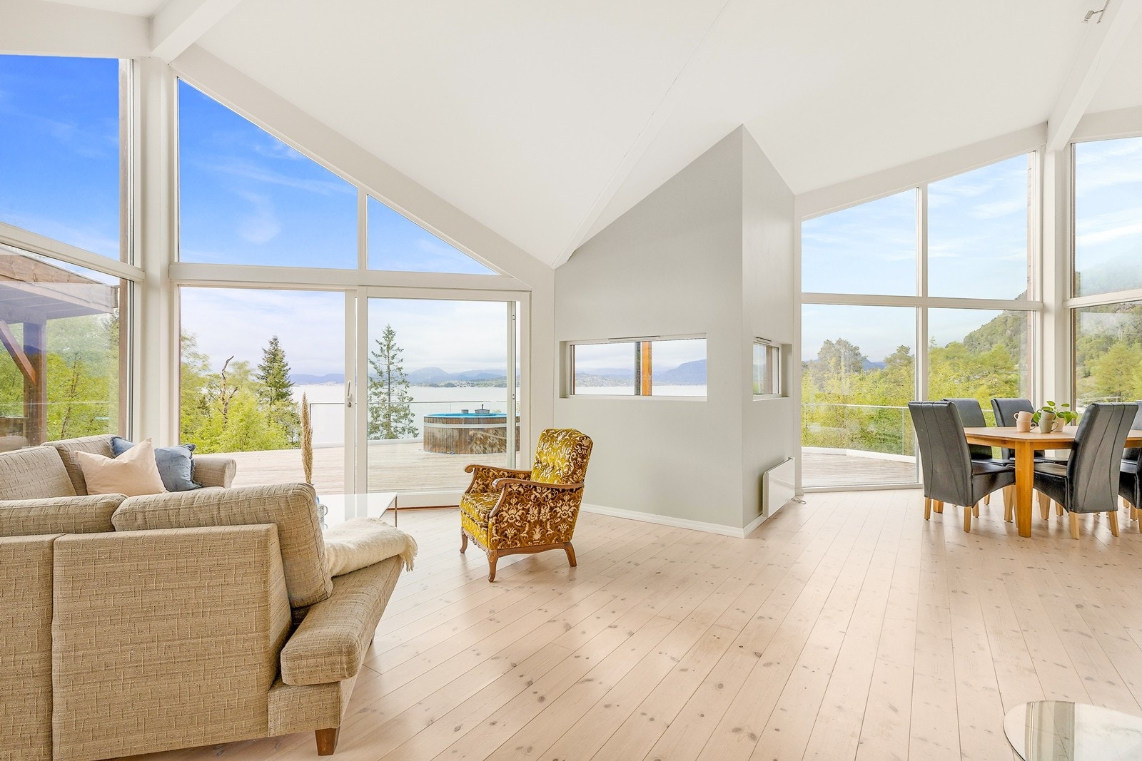 Vindusflatene og ekstra god takhøyde bidrar til en god romfølelse Galleribilde