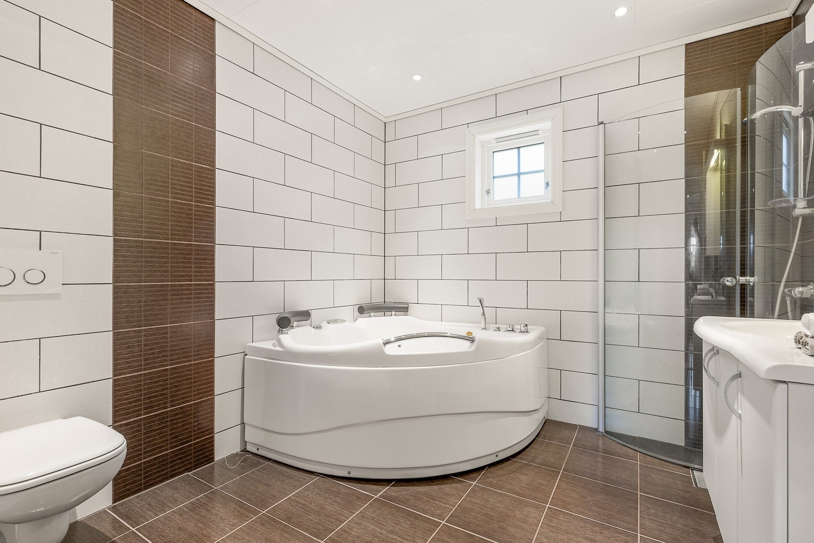 Det er totalt to helflisede bad i boligen Galleribilde