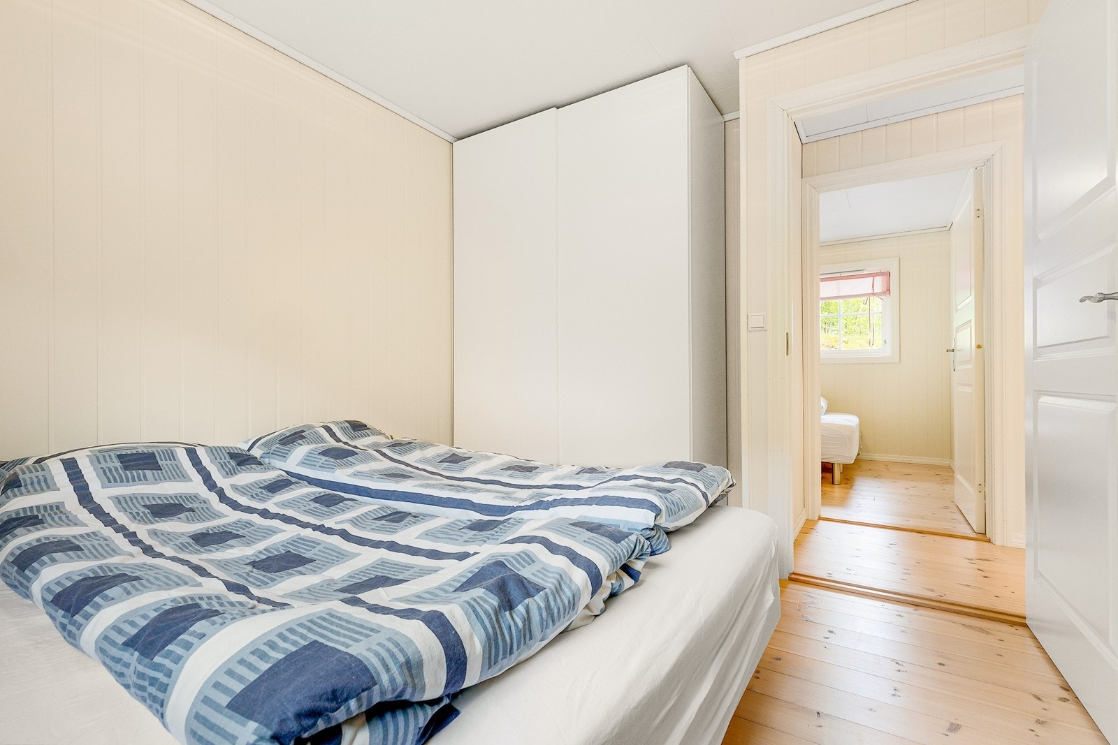 Alle soverommene er av god størrelse, med plass til oppbevaring Galleribilde