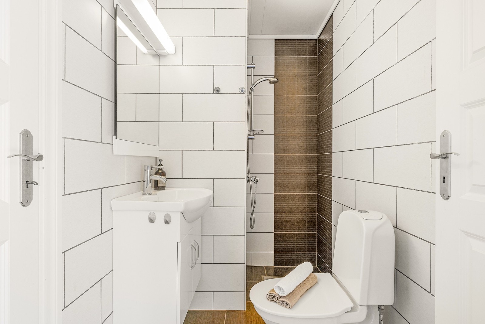 Det andre badet er ved entreen, med egen dør inn til vaskerommet Galleribilde