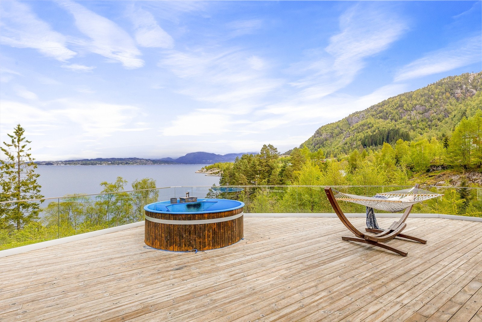 Nyt utsikt og varme soldager på terrassen! Galleribilde