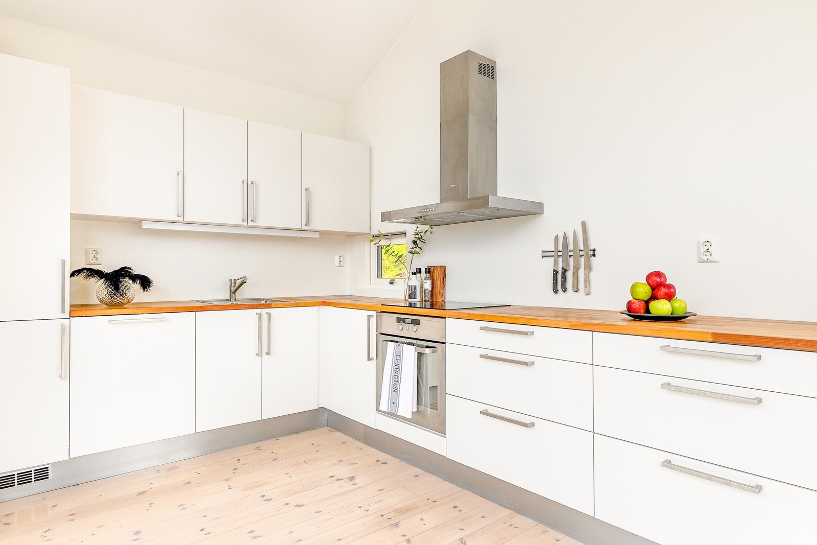 Godt med skap- og benkeplass på kjøkkenet Galleribilde