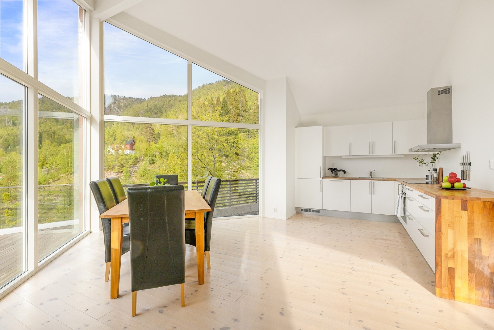 Tidløs kjøkkeninnredning fra HTH. Flott heltre benkeplate Galleribilde