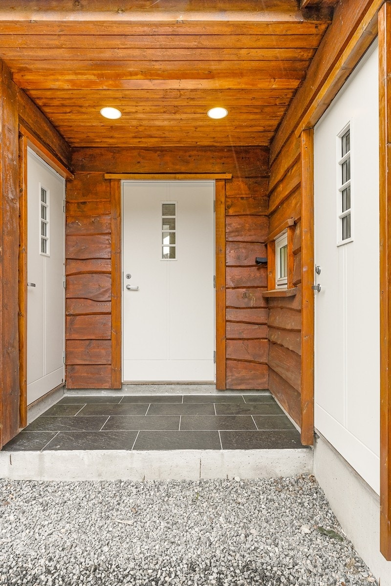 Ryddig inngangsparti. Døren til høyre er til sportsbod på ca. 5 kvm. Døren til venstre er til vaskerom Galleribilde