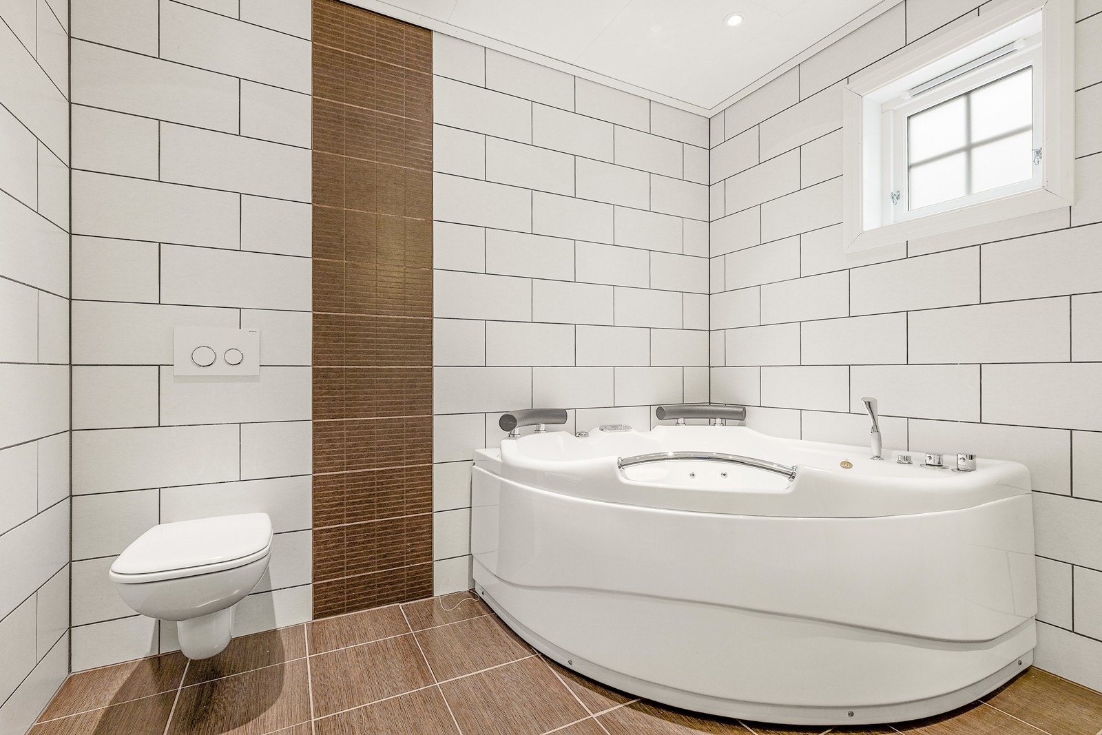 Det største badet har både boblebadekar og dusjhjørne Galleribilde