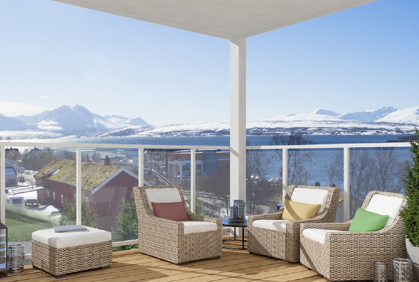 Balkong med formidabel utsikt over sundet, fjell og Tromsøya (illustrasjonsfoto)