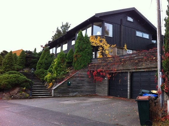Huset sett fra parkering/garasje Galleribilde