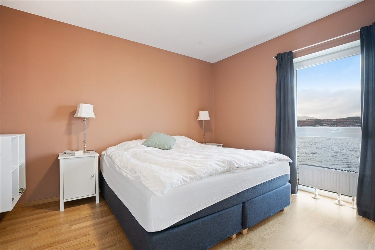 Hovedsoverom med flott utsikt, stille omgivelser og stor walk-in-closet