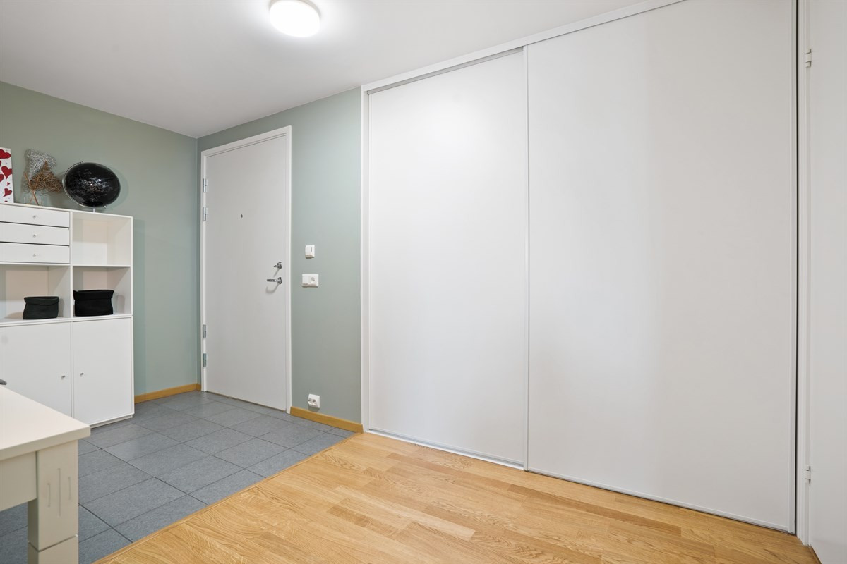 Praktisk skyvedørsgarderobe og fin størrelse på entrè