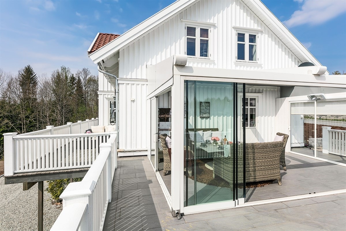 Deler av terrasse er innglasset. Galleribilde