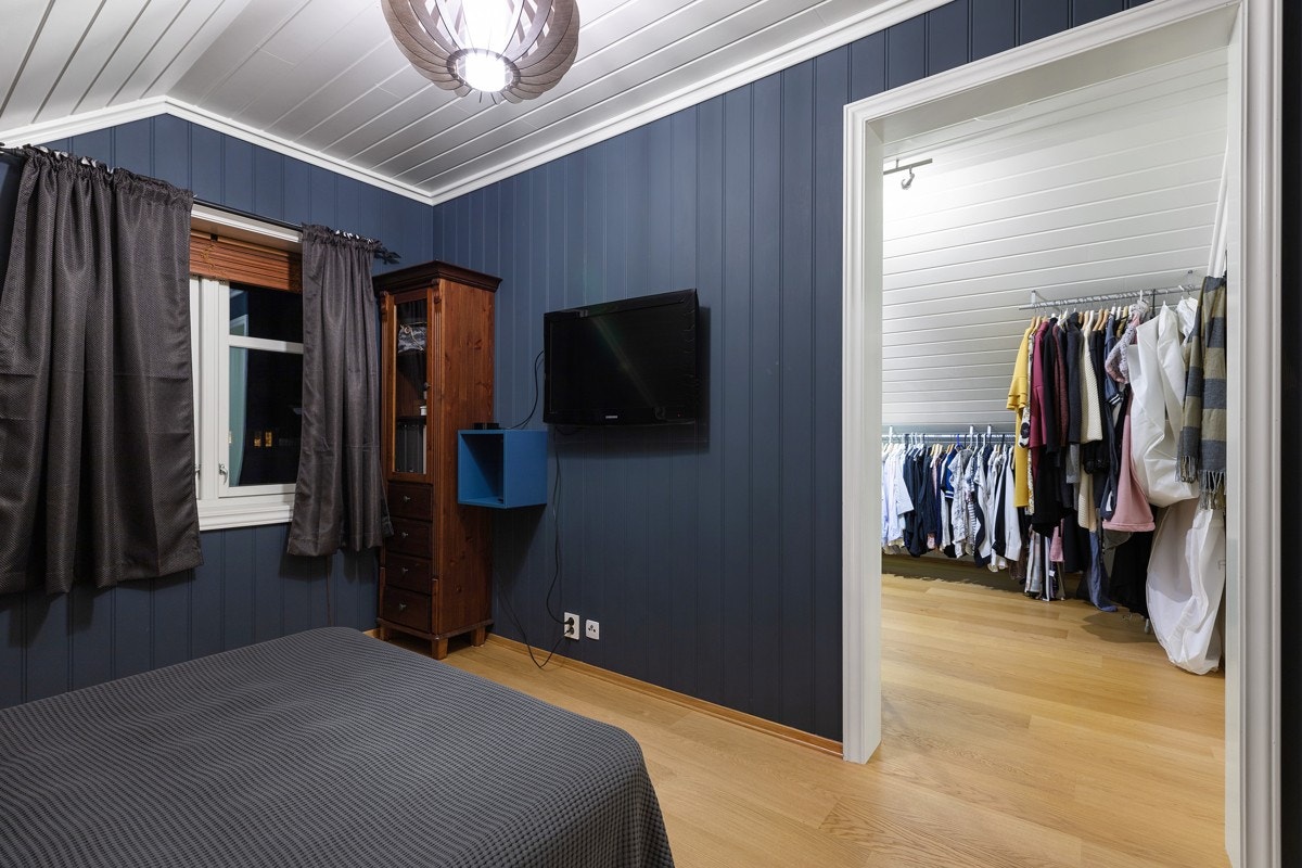 Inngang til walk in-closet fra soverom. Galleribilde