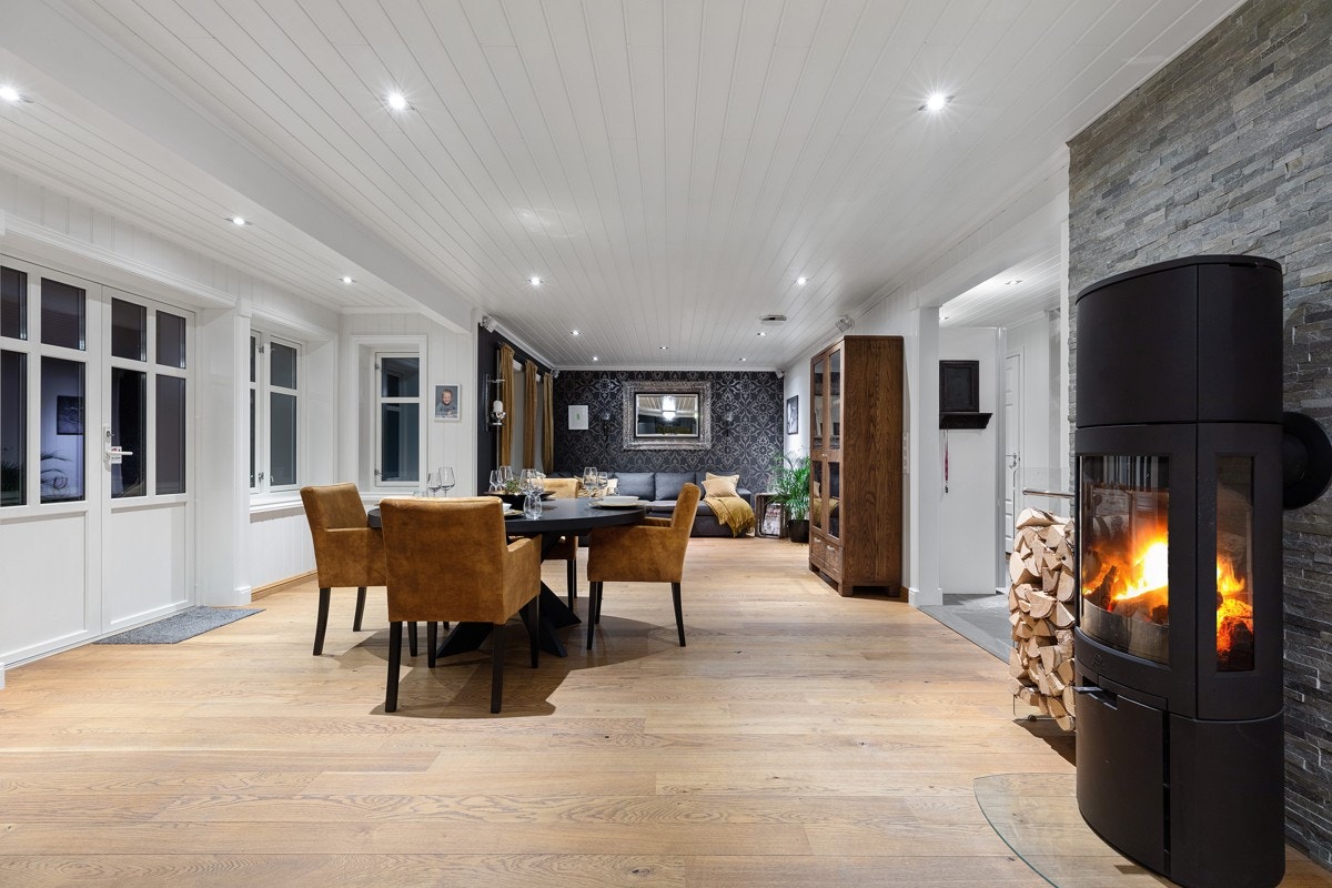 Innredet i delikate og lyse farger. Parkett på gulv. Galleribilde