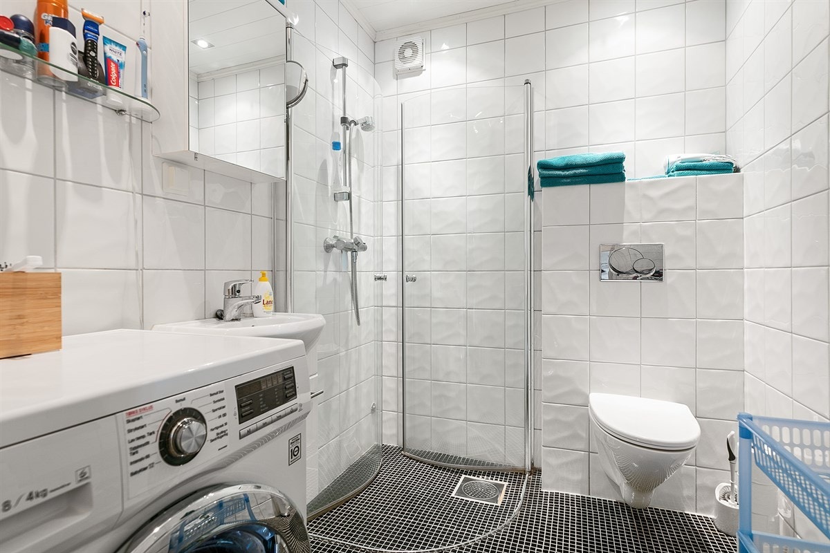 Flislagt bad/wc med opplegg for vaskemaskin i utleiedel. Galleribilde