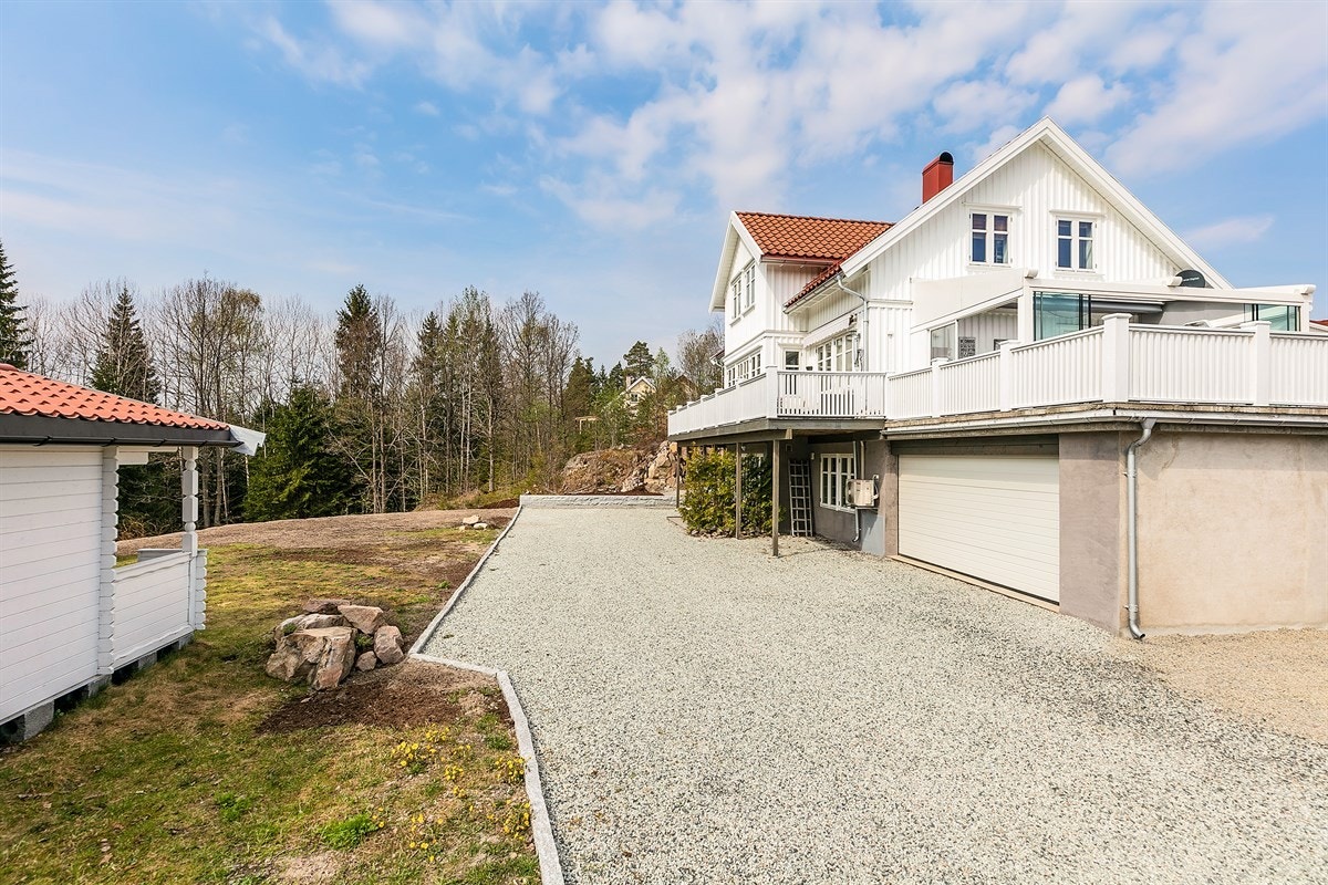Stor dobbel garasje med direkte adkomst til boligen. Galleribilde