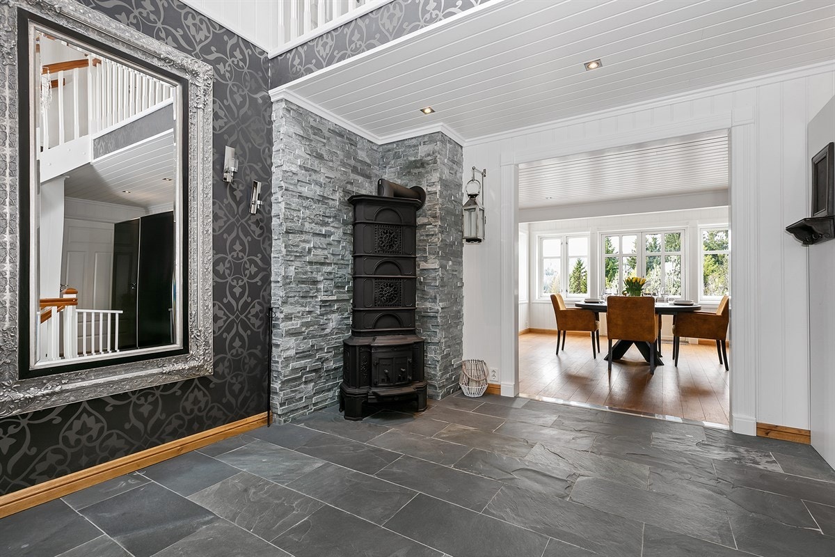 Stor åpning inn til stue/kjøkken. Galleribilde