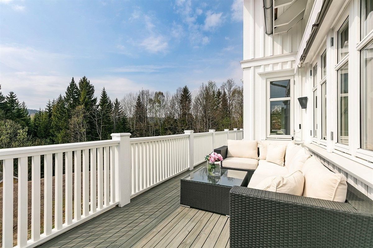 Solrik og lun uteplass. Galleribilde