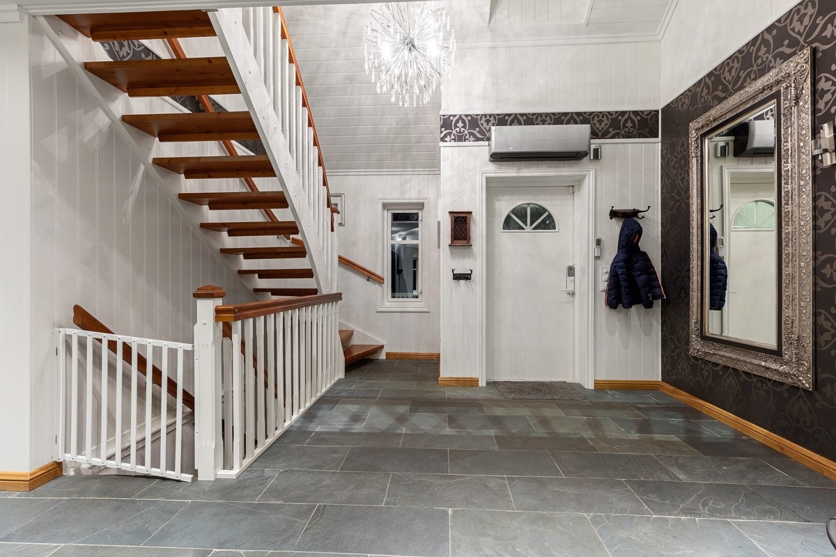 Romslig gang/entré med fliser på gulv. Galleribilde