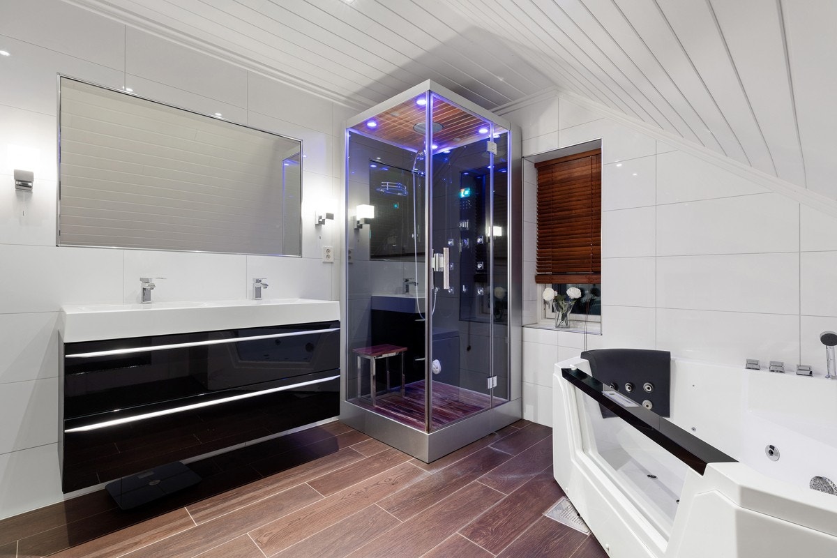 Moderne bad med badekar, dusjkabinett og dobbelvask i innredning. Galleribilde