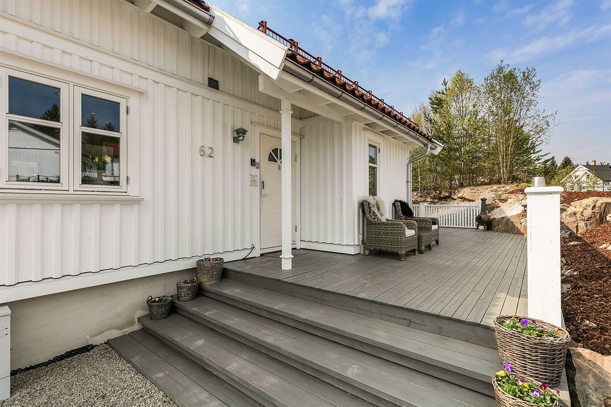 Overbygd inngangsparti - velkommen inn. Galleribilde