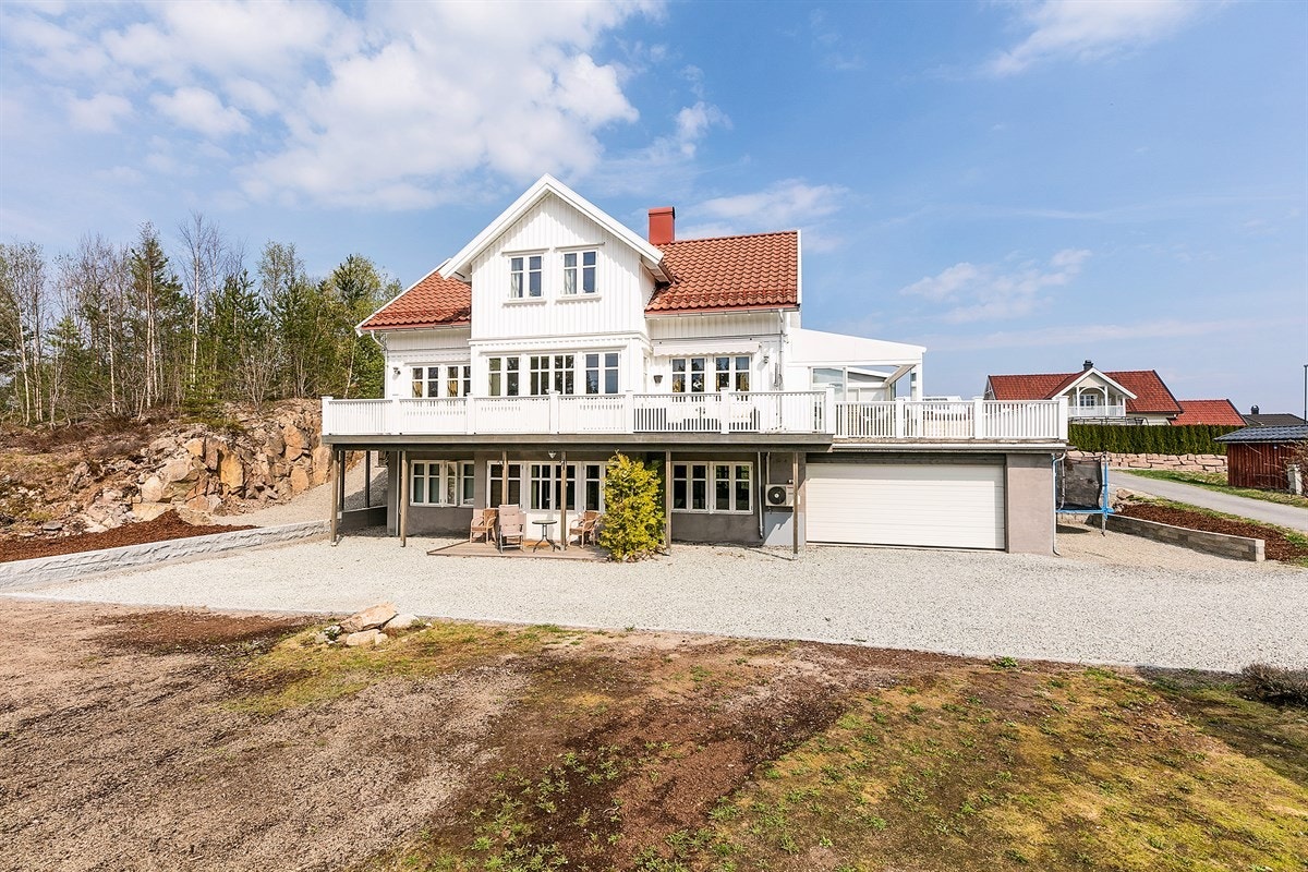 Innholdsrik enebolig med dobbelgarasje og utleieleilighet i u.etg. Galleribilde