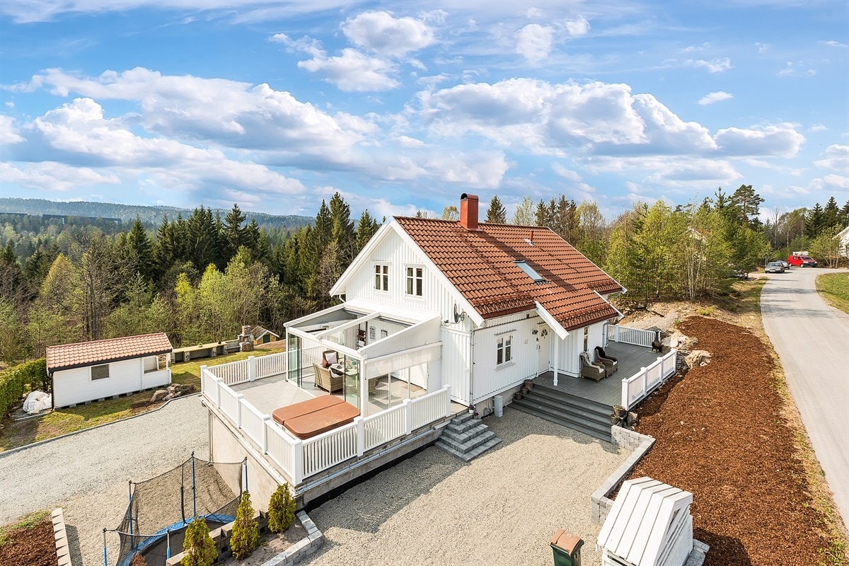 Boligen er grenser til marka, er usjenert og har pent opparbeidet uteareal Galleribilde