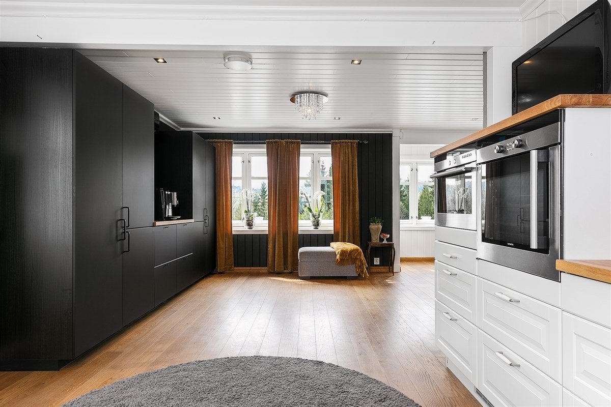 Romslig plass på kjøkkenet. Galleribilde