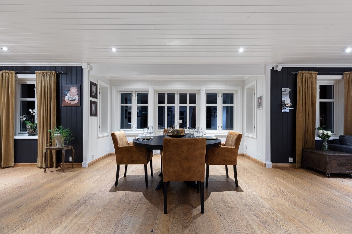 Delikat innredet stue med stor plass til spisestue. Galleribilde