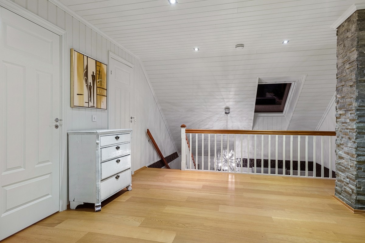 Loftstue med trapp ned til 1 etg. Galleribilde