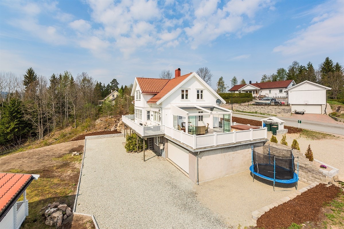 Opparbeidet hage og stor gårdsplass. Galleribilde