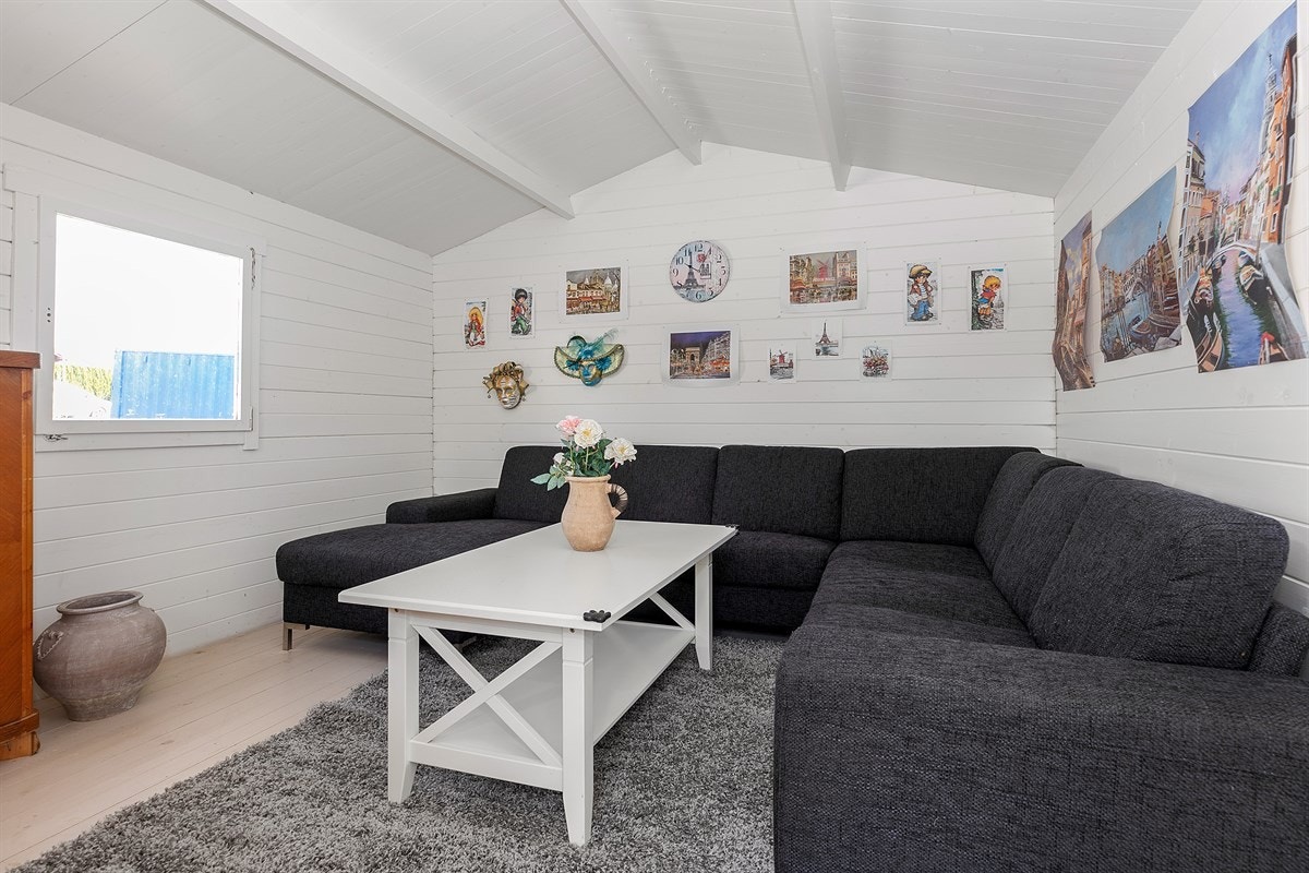 Anneks innredet med sofakrok. Galleribilde