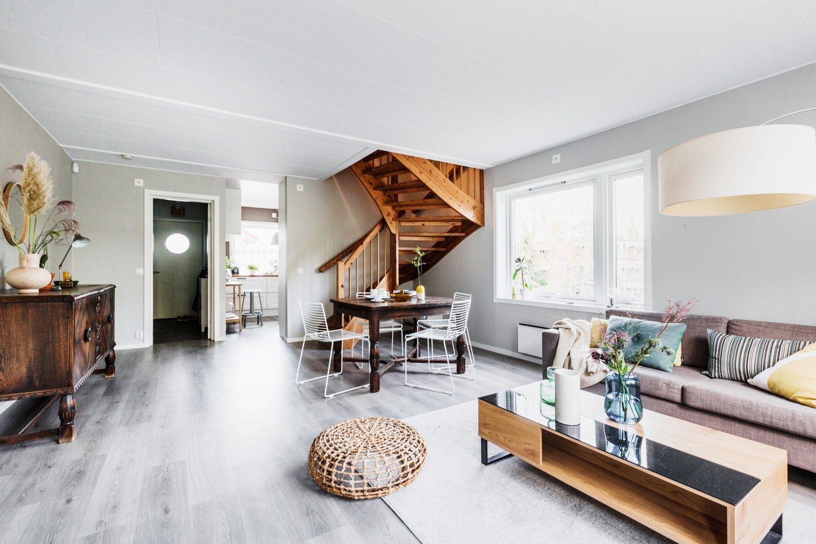 Stuen er pent malt i en lys gråtone, og kan enkelt innredes med sofagruppe og spisebord etter behov. Galleribilde