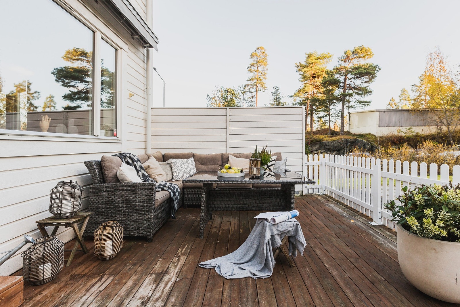 Familievennlig halvpart av tomannsbolig med praktisk planløsning over tre etasjeplan. Galleribilde