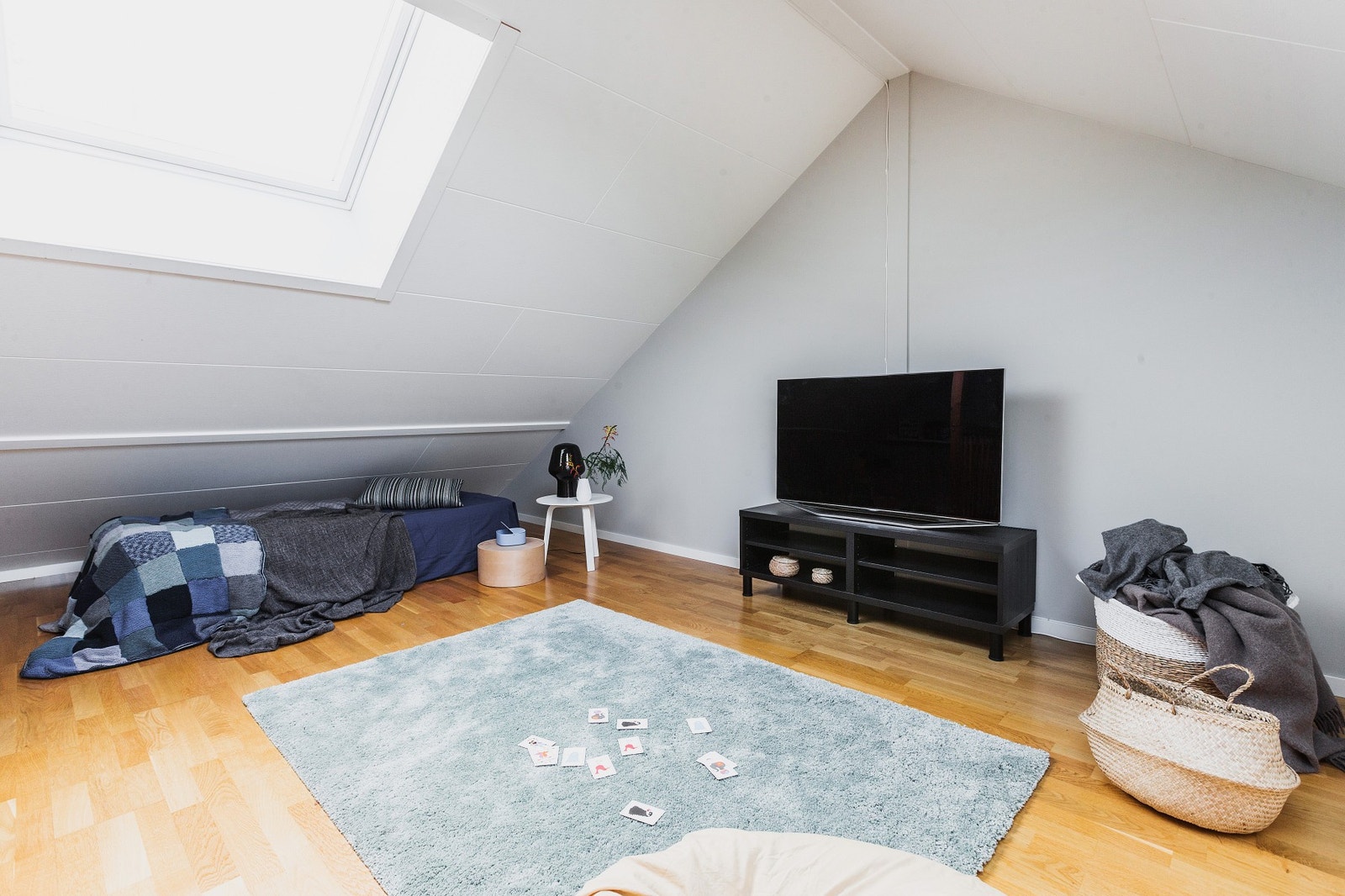 Takvinduet skaper en lys atmosfære. Galleribilde