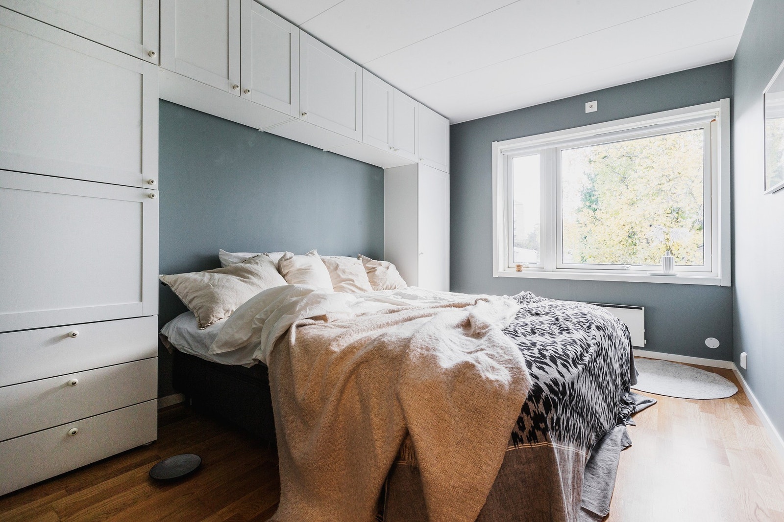 Totalt tre soverom finner sin rettmessige plass i andre etasje. Dette er hovedsoverommet. Galleribilde