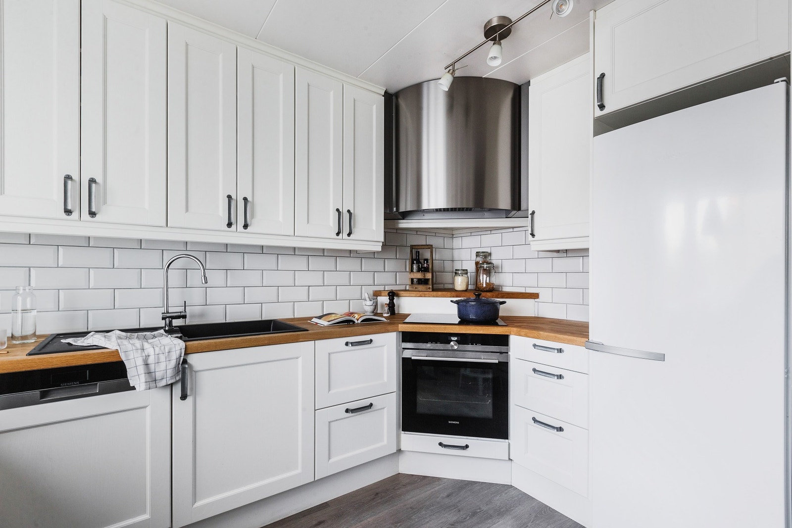 Rikelig med skap- og benkeplass. Galleribilde